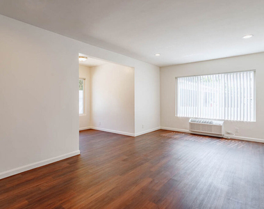 11749 Riverside Drive - Photo Thumbnail 6