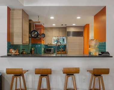 718 N Croft Avenue - Photo Thumbnail 1