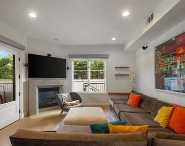 718 N Croft Avenue - Photo Thumbnail 5