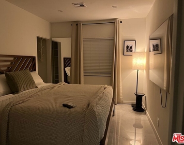 643 N Vista St - Photo Thumbnail 3