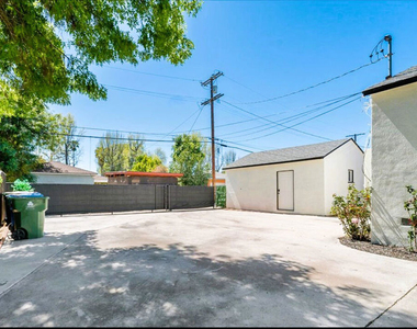 17228 Vanowen Street - Photo Thumbnail 11