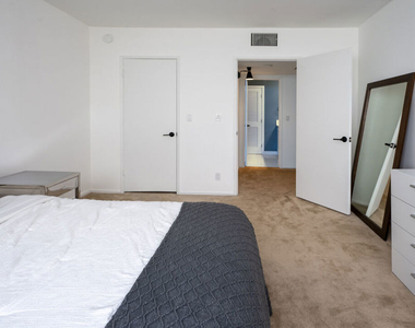 927 N Kings Road - Photo Thumbnail 8