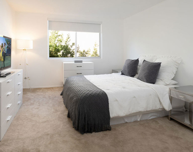 927 N Kings Road - Photo Thumbnail 7