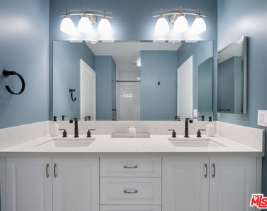 927 N Kings Road - Photo Thumbnail 9
