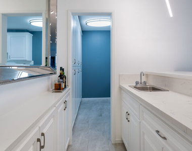 927 N Kings Road - Photo Thumbnail 2