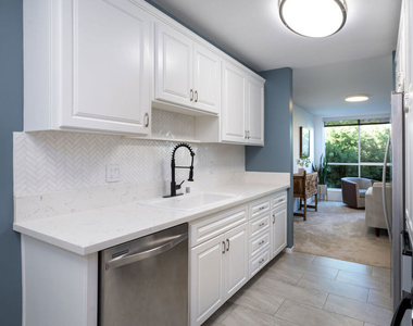 927 N Kings Road - Photo Thumbnail 3