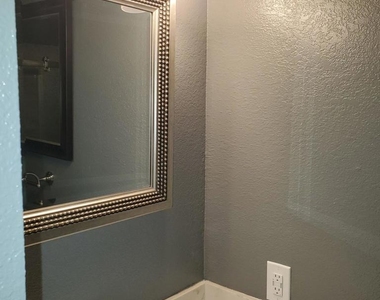 2810 N Arcadia Court - Photo Thumbnail 14