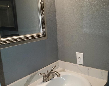 2810 N Arcadia Court - Photo Thumbnail 13