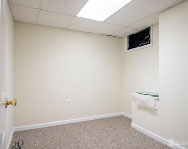 1301 Dahlia Circle - Photo Thumbnail 11