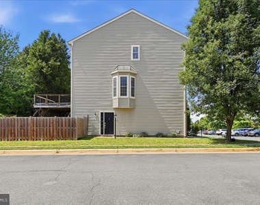 8928 Brewer Creek Place - Photo Thumbnail 3