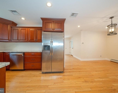 107 W Circular Avenue - Photo Thumbnail 20
