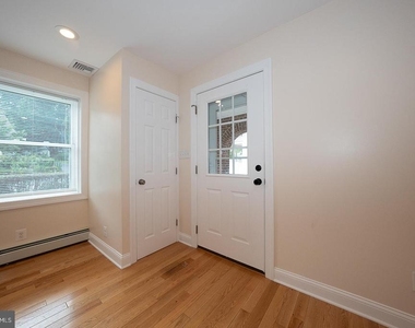 107 W Circular Avenue - Photo Thumbnail 9