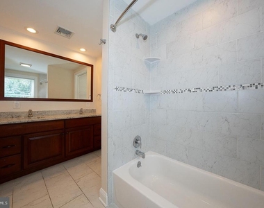 107 W Circular Avenue - Photo Thumbnail 25