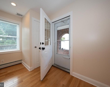 107 W Circular Avenue - Photo Thumbnail 4