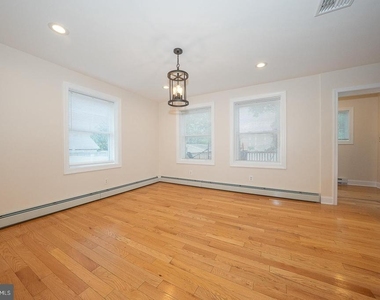 107 W Circular Avenue - Photo Thumbnail 10