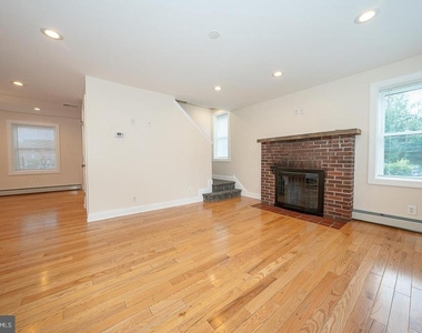107 W Circular Avenue - Photo Thumbnail 7