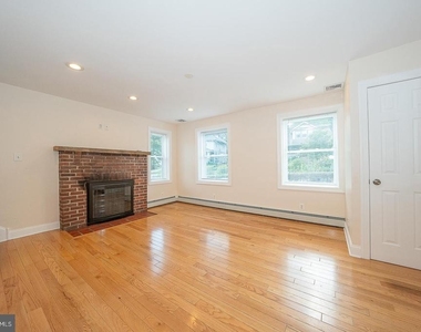 107 W Circular Avenue - Photo Thumbnail 6