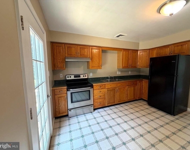 101 Oak Grove Road - Photo Thumbnail 5