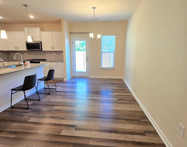 306 Villanova Drive - Photo Thumbnail 8