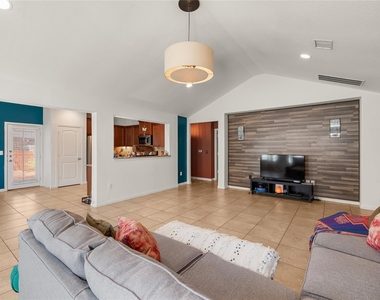 633 Schefer St - Photo Thumbnail 6