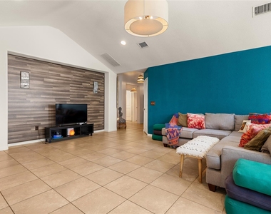 633 Schefer St - Photo Thumbnail 5