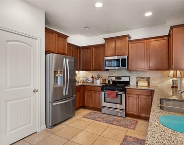633 Schefer St - Photo Thumbnail 11