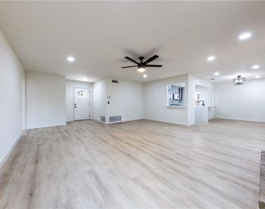 7601 West Gate Blvd - Photo Thumbnail 5