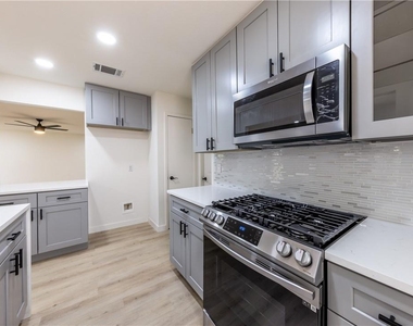7601 West Gate Blvd - Photo Thumbnail 14