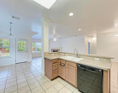 412 Golden Eagle Ln - Photo Thumbnail 6