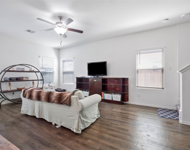 109 Comet Dr - Photo Thumbnail 2