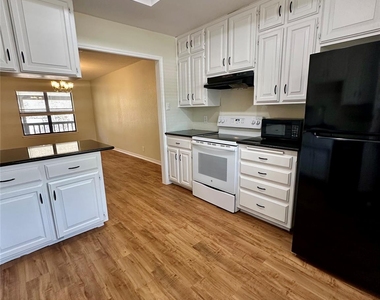 3419 Bluebonnet Trl - Photo Thumbnail 7