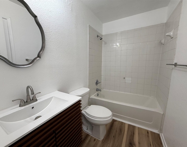 1009 Alex St - Photo Thumbnail 5