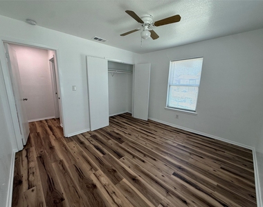 1009 Alex St - Photo Thumbnail 4