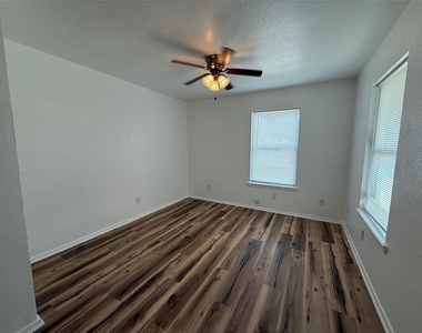 1009 Alex St - Photo Thumbnail 3