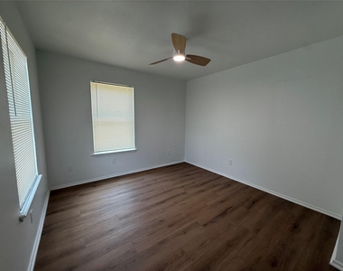 1009 Alex St - Photo Thumbnail 2