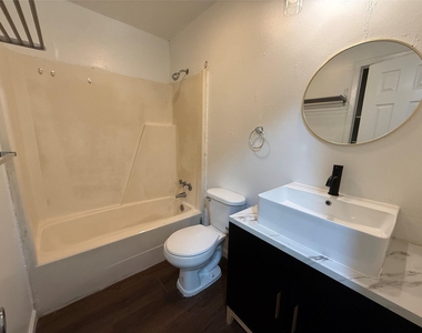 1009 Alex St - Photo Thumbnail 6