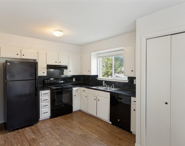 1212 Hollow Creek Dr - Photo Thumbnail 4