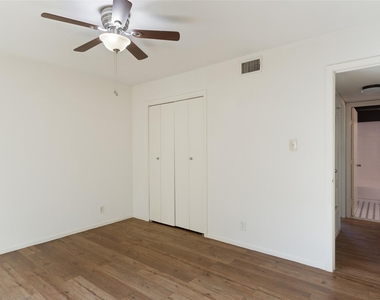 1212 Hollow Creek Dr - Photo Thumbnail 9