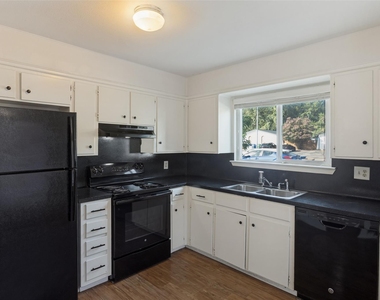 1212 Hollow Creek Dr - Photo Thumbnail 6