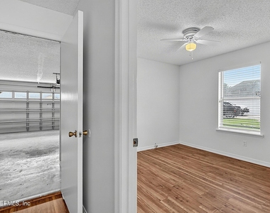 8426 Country Bend Circle W - Photo Thumbnail 23