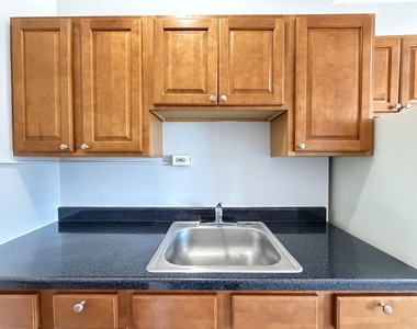 917 W Eastwood Avenue - Photo Thumbnail 3