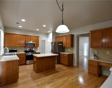 2115 Vistoria Drive - Photo Thumbnail 2