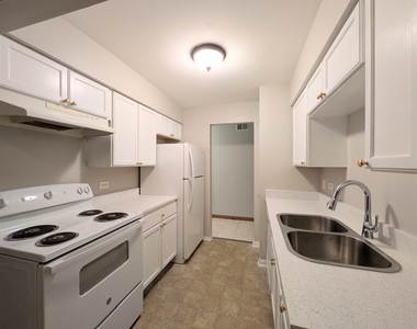 700 Perrie Drive - Photo Thumbnail 2