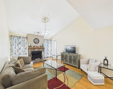 7950 N Stadium Drive - Photo Thumbnail 2