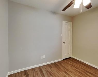 16716 Foursquare Drive - Photo Thumbnail 14