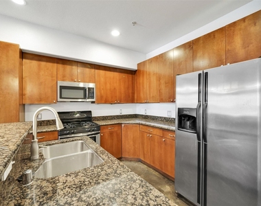 2216 Chenevert Street - Photo Thumbnail 12