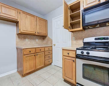 3322 Larkwood Lane - Photo Thumbnail 7