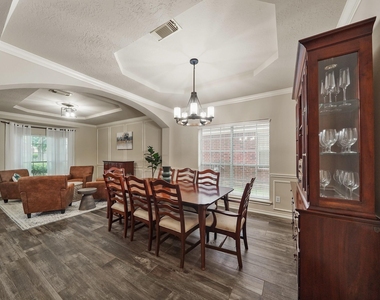 719 Rock Springs Drive - Photo Thumbnail 2