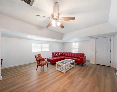 111 Holderrieth Boulevard - Photo Thumbnail 4