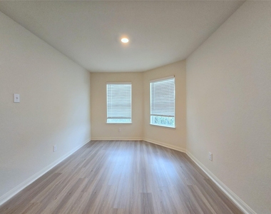 380 Stone Gage Drive - Photo Thumbnail 7